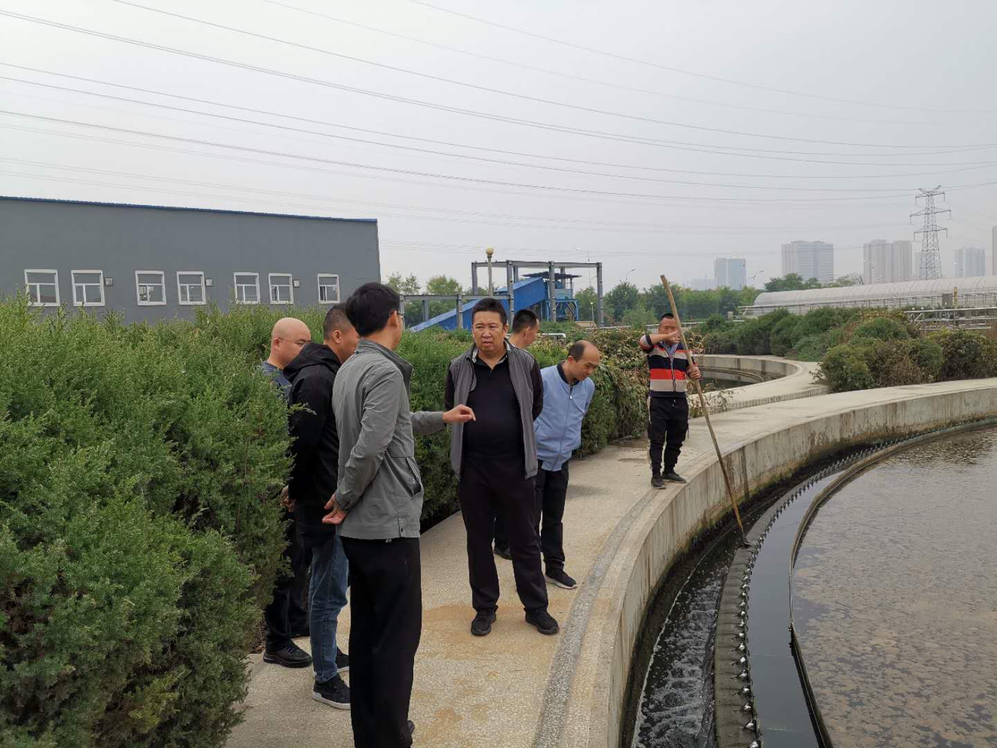 公司總經(jīng)理王建人在供水、污水生產(chǎn)一線開展風(fēng)險隱患排查 (2).jpg